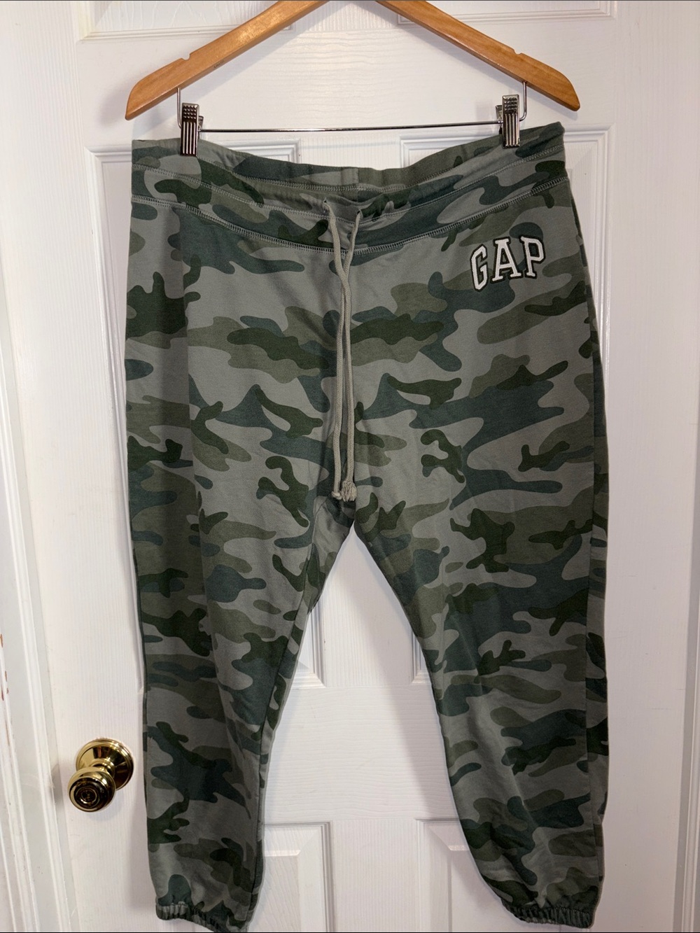 GAP women’s cropped  Olive Green Camo Jogger Sweatpants size large